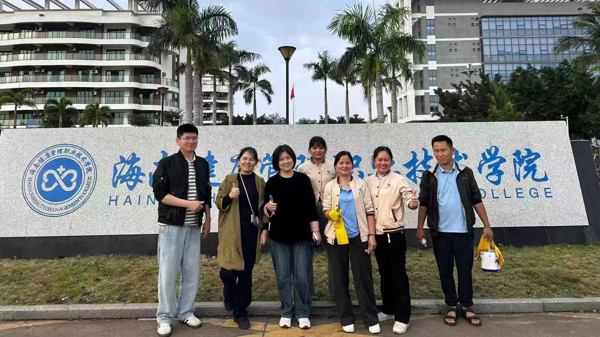 总务处组织后勤人员对校徽石进行粉刷翻新工作