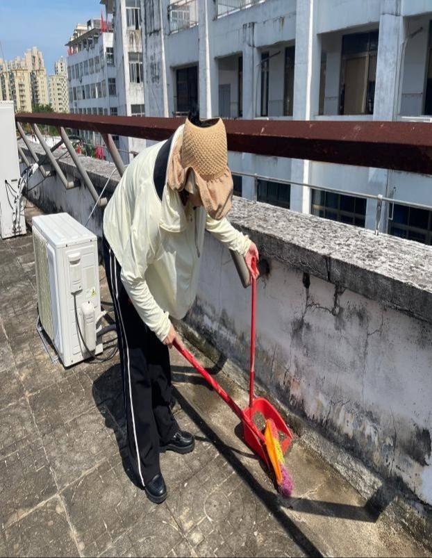 治环境消积水 守好登革热校园防线